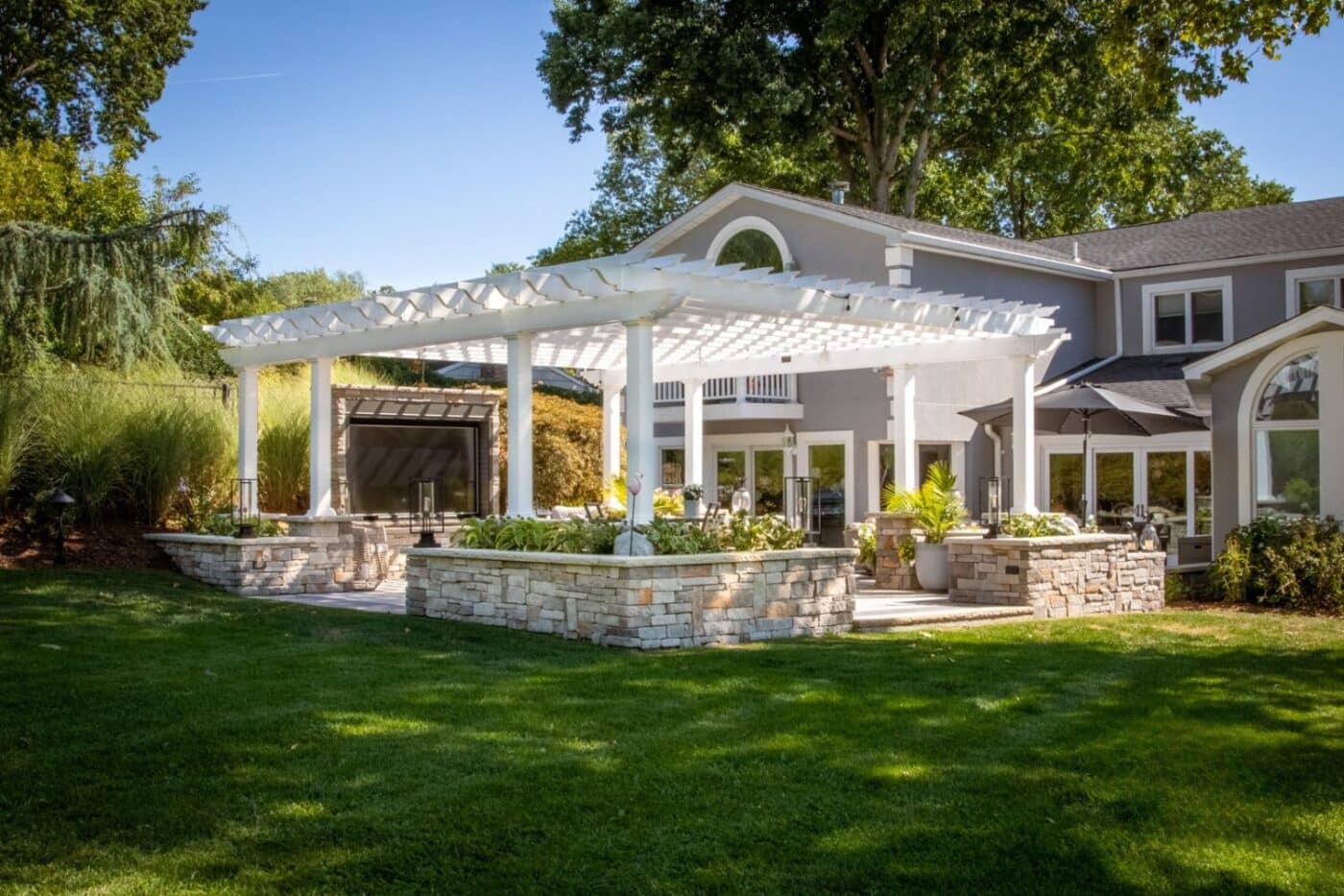 18x22 Carolina Vinyl Pergola at distance, in front of house